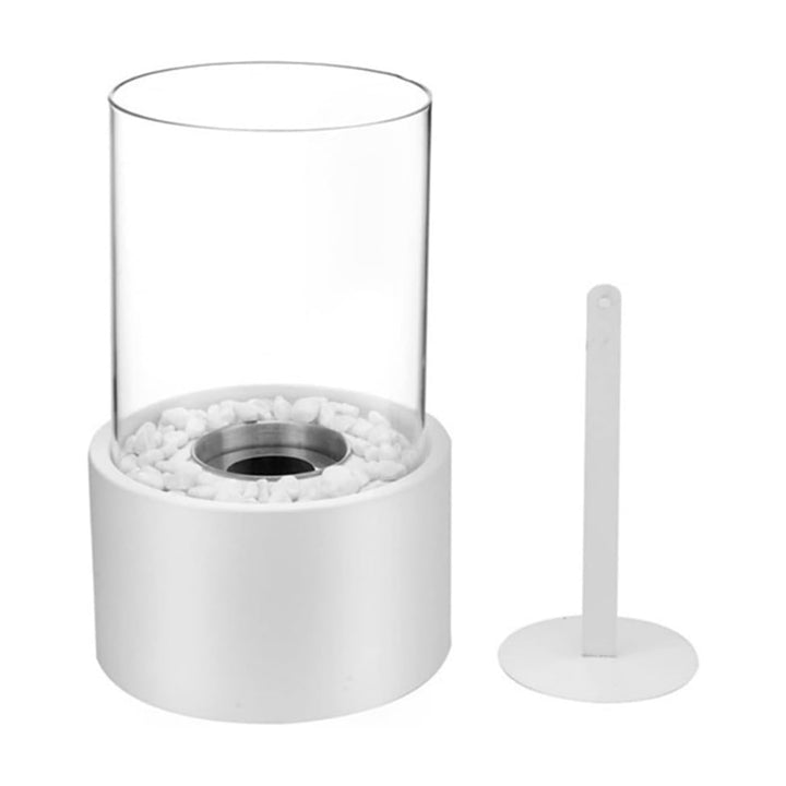 "Klassische Öllampe mit Glaszylinder und Metallfuß, zeitloses Design, schafft stilvolle und warme Beleuchtung im Raum."