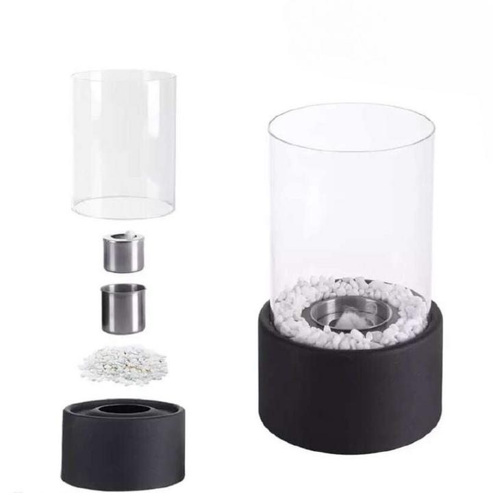 "Klassische Öllampe mit Glaszylinder und Metallfuß, zeitloses Design, schafft stilvolle und warme Beleuchtung im Raum."