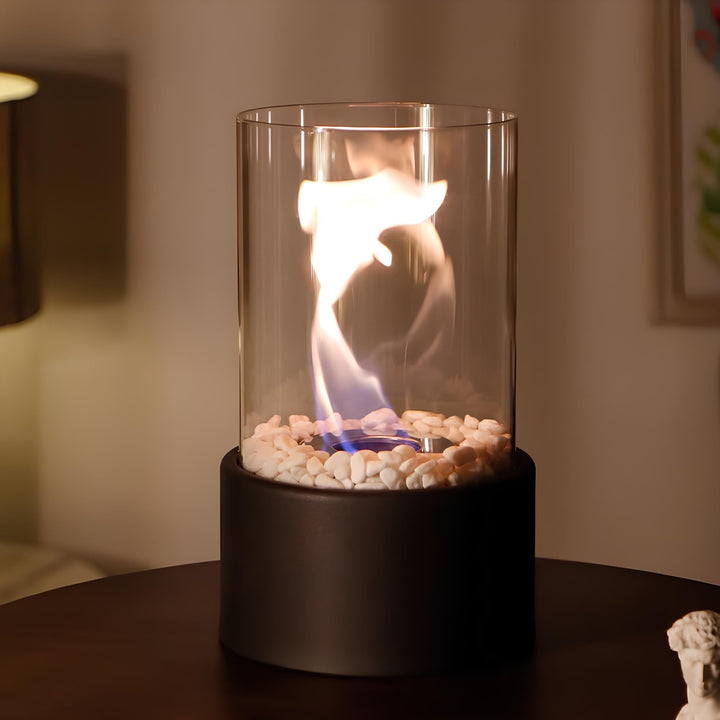 "Klassische Öllampe mit Glaszylinder und Metallfuß, zeitloses Design, schafft stilvolle und warme Beleuchtung im Raum."