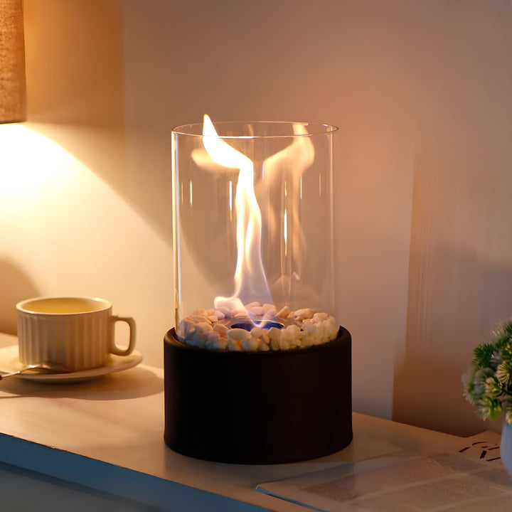 "Klassische Öllampe mit Glaszylinder und Metallfuß, zeitloses Design, schafft stilvolle und warme Beleuchtung im Raum."
