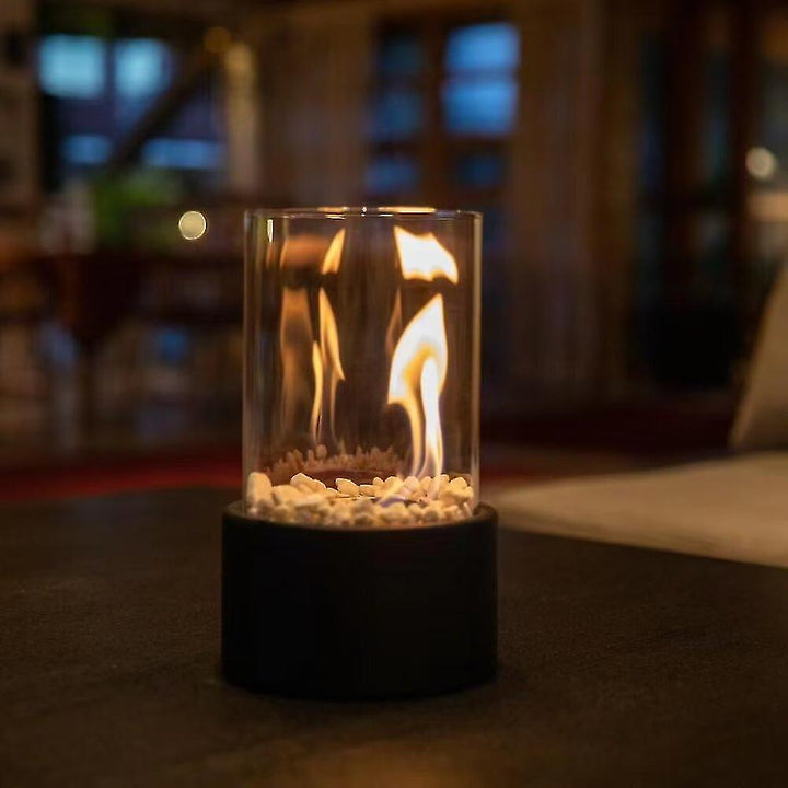 "Klassische Öllampe mit Glaszylinder und Metallfuß, zeitloses Design, schafft stilvolle und warme Beleuchtung im Raum."