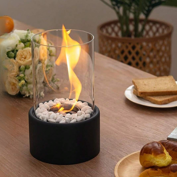 "Klassische Öllampe mit Glaszylinder und Metallfuß, zeitloses Design, schafft stilvolle und warme Beleuchtung im Raum."