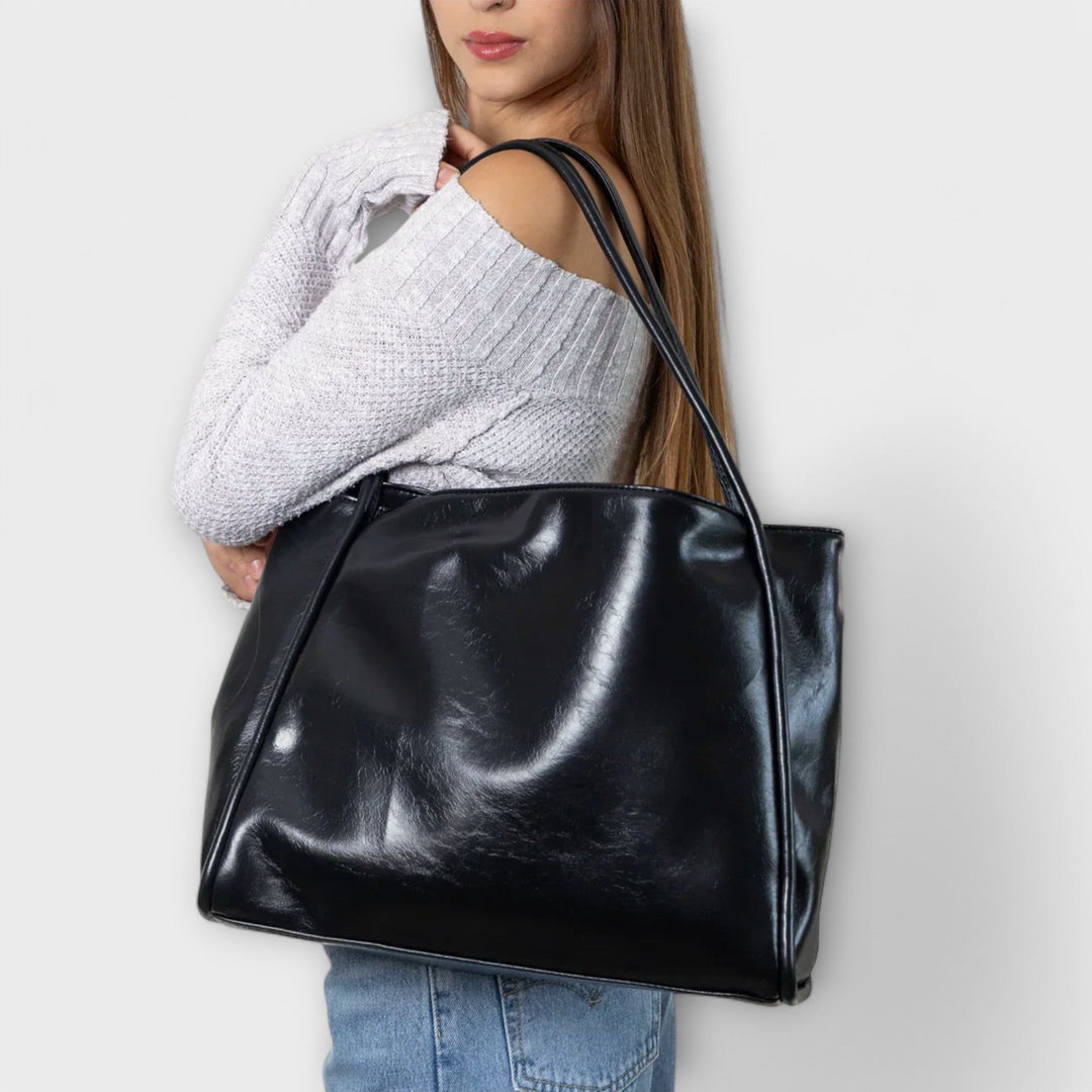 Stilvolle rote Damen-Schultertasche, modisch und minimalistisch, perfekt als Farbakzent.