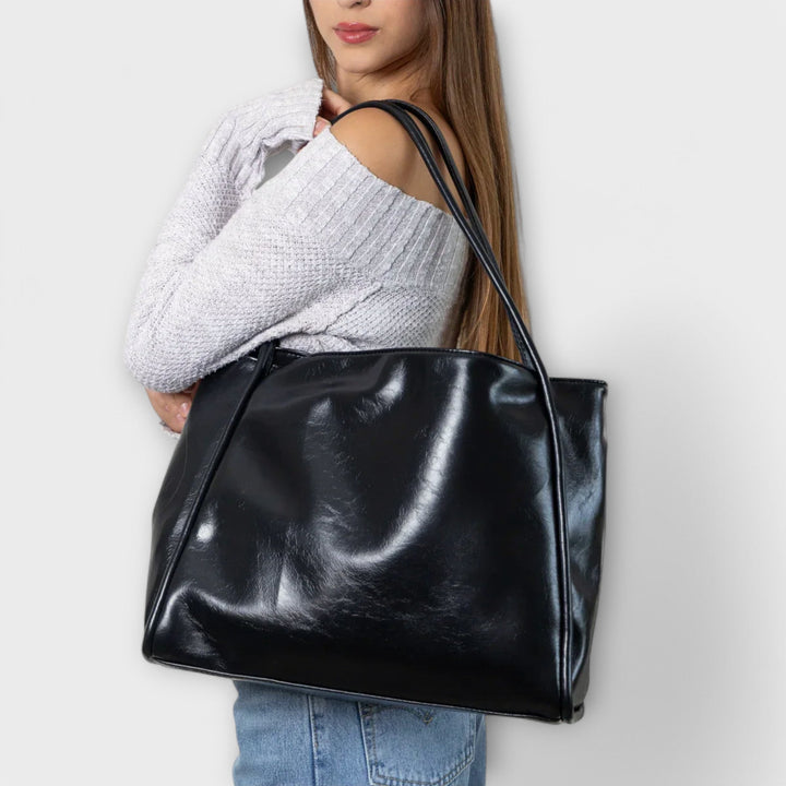 Stilvolle rote Damen-Schultertasche, modisch und minimalistisch, perfekt als Farbakzent.