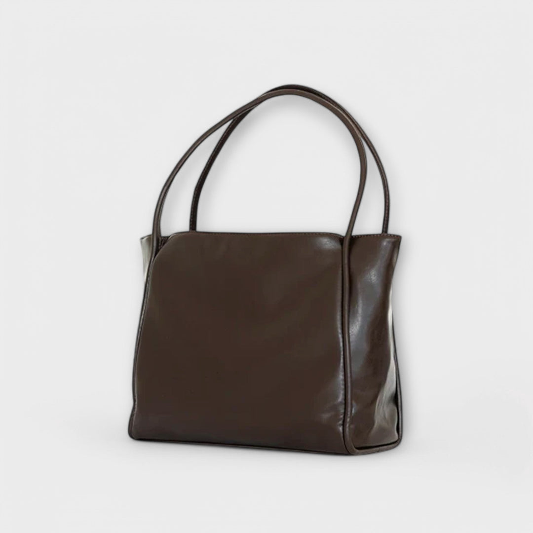Detailansicht der schwarzen klassischen Damen-Handtasche, hochwertige Textur, stilvolle Alltagstasche.