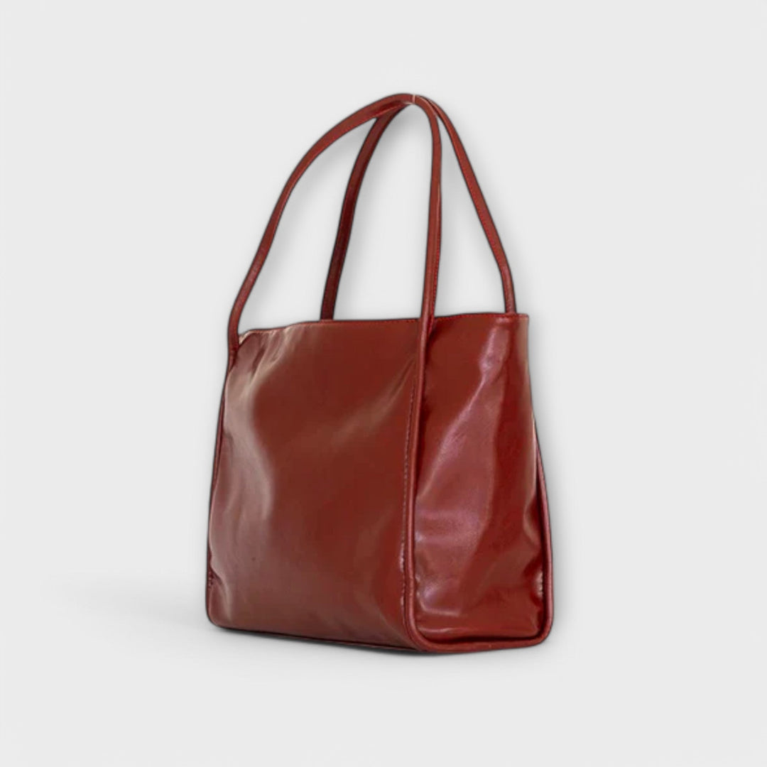 Seitliche Ansicht der roten Damen-Handtasche, schlankes und elegantes Design, vielseitige Schultertasche.