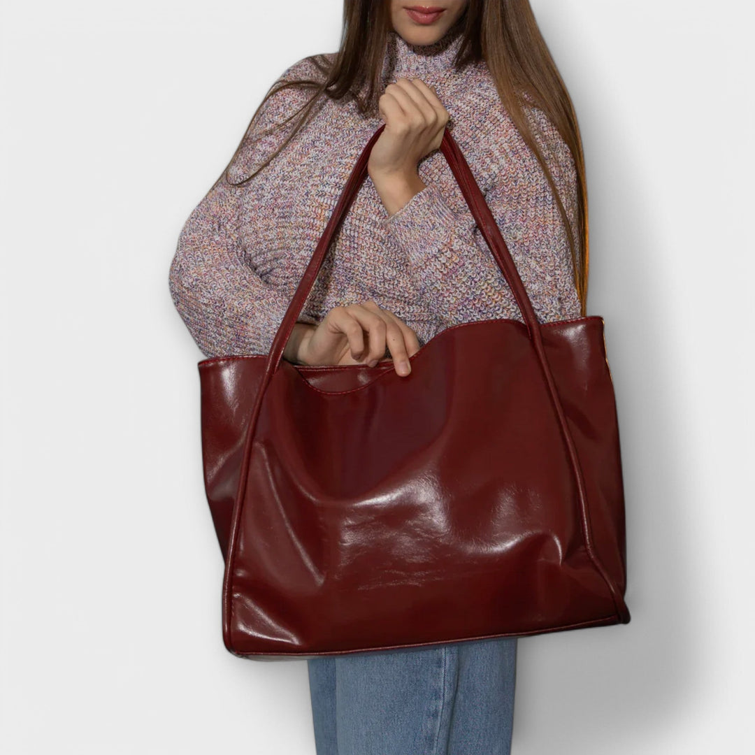 Frontansicht der klassischen schwarzen Damen-Schultertasche, minimalistisch und elegant, perfektes Accessoire.