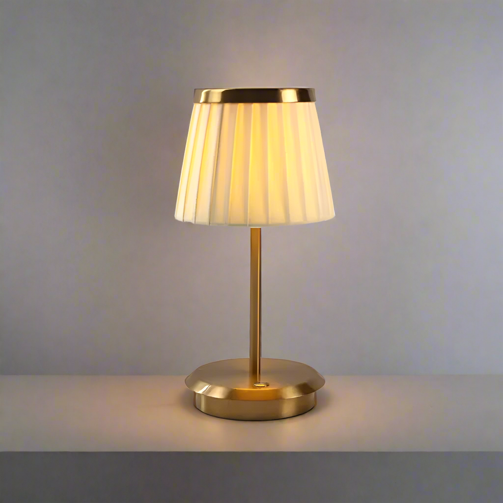 "Klassische Tischlampe aus Metall mit goldfarbenem Stoffschirm, vielseitig und elegant für Büro und Wohnräume."