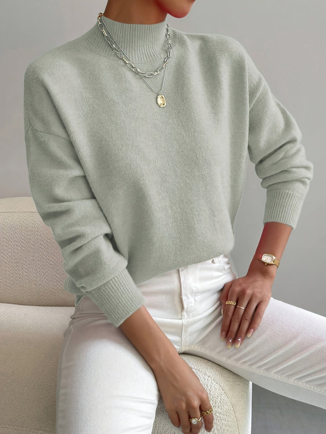 Klassischer Damen Rollkragenpullover für elegante Wärme im Winter; weicher Strickpullover, langärmlig.