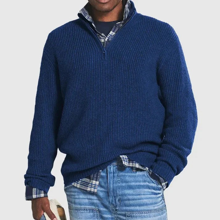 Mann trägt klassischen, warmen Herren Winterpullover mit Reißverschluss, bequem für Herbsttage.