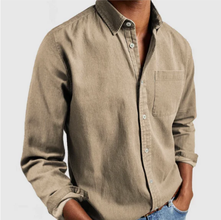 Vielseitiges Herren Langarmhemd, bequem getragen. Perfektes Freizeithemd für einen entspannten, stilvollen Look.