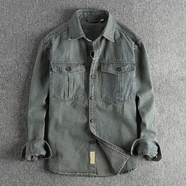 Robustes Indigo Denim-Hemd für Herren im Vintage Stil mit Knopfleiste & Brusttaschen. Ein vielseitiges Freizeithemd.
