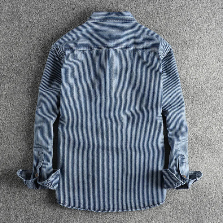 Detailansicht: Herren Indigo Denim-Hemd mit robustem Stoff, klassischer Knopfleiste & zwei Brusttaschen. Vintage Look.