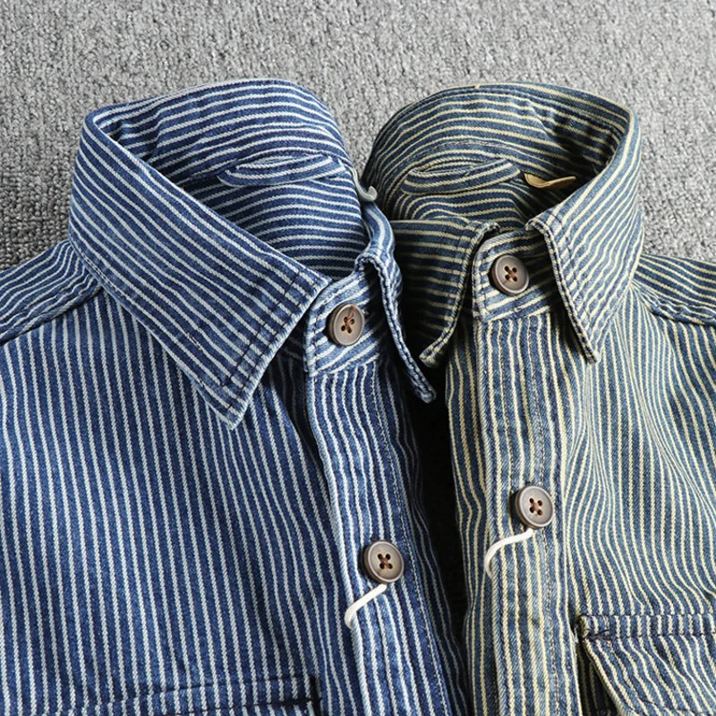 Mann trägt klassisches Vintage Indigo Denim-Hemd, robust & bequem. Vielseitig für Freizeit & als stylishes Overshirt.