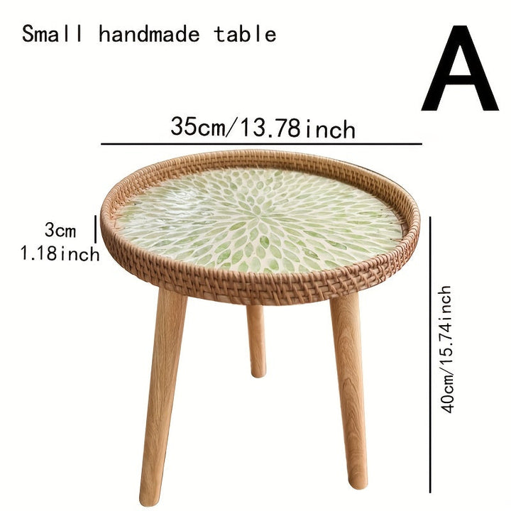 Kleiner handgefertigter Tisch, rund, Holzbeine, grünes Mosaik, 35cm Durchmesser.