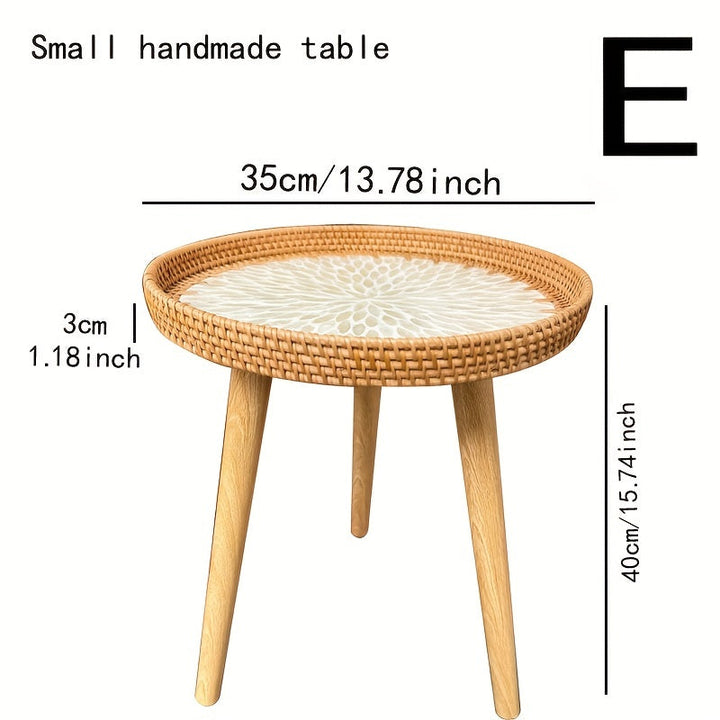 Kleiner handgefertigter Tisch, rund, Holzbeine, geflochtene Oberfläche, 35cm Durchmesser.