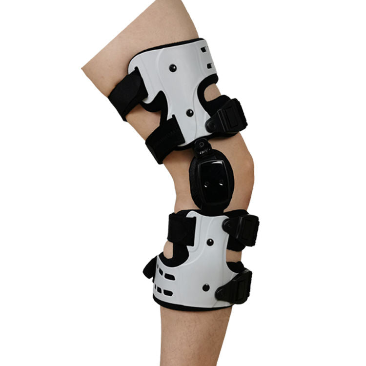 "Kniebandage seitlich in Schwarz, verstellbar für optimale Stabilität und Komfort, geeignet für Sport und Rehabilitation."