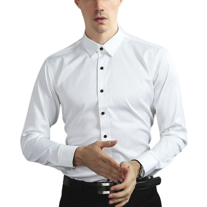 Moderner Mann trägt elegantes knitterfreies Herrenhemd, Business-Look mit hohem Komfort und Atmungsaktivität.
