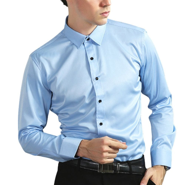Herrenhemd in Weiß, knitterfrei und mit Stretch-Funktion, perfekt für Business und entspannte Anlässe.