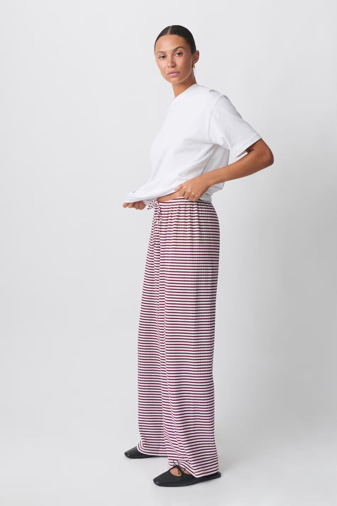 Moderne Streifenhose für Damen im Relaxed-Fit Design, eine klassische Freizeithose neu interpretiert.