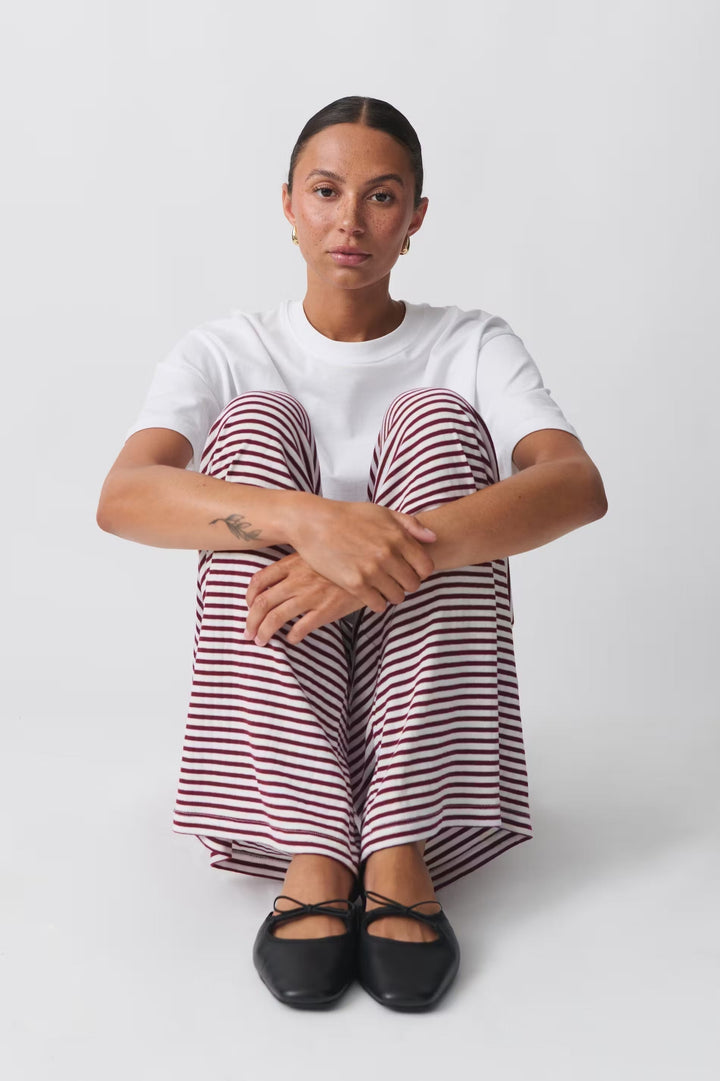 Damen Streifenhose im Relaxed-Fit, bietet Bewegungsfreiheit & Stil, ideal als komfortable Sommerhose.
