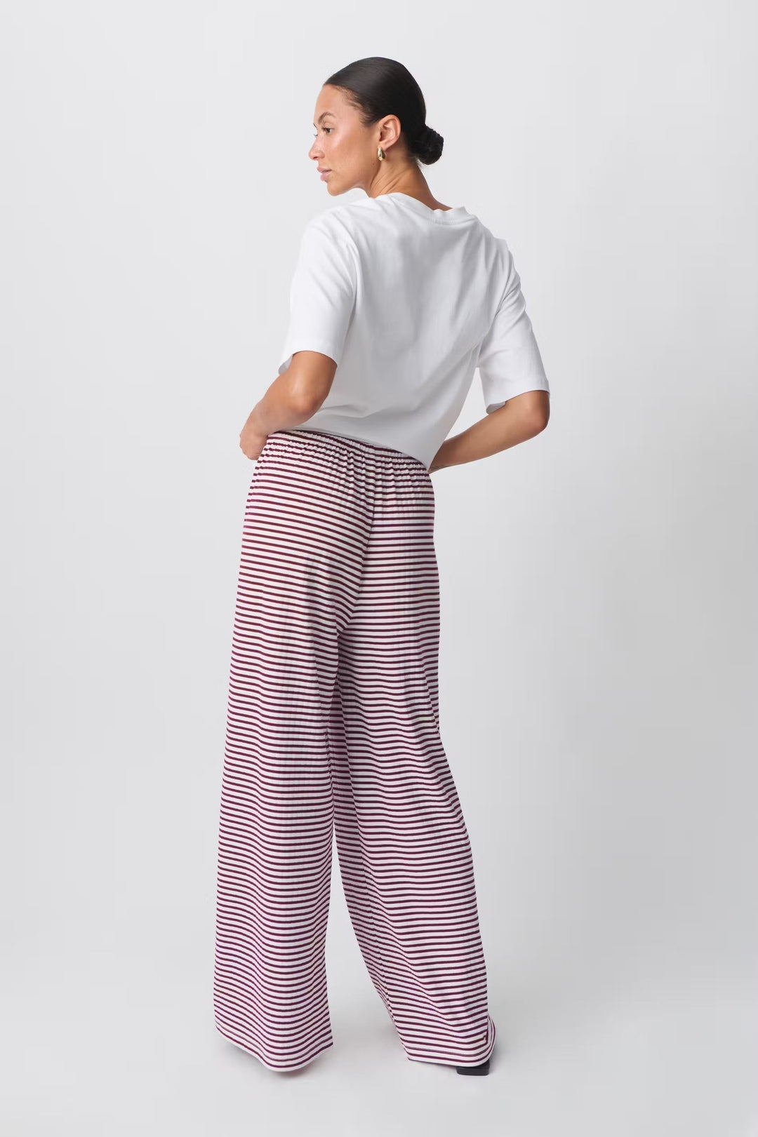 Ganze Ansicht: Gestreifte Damen Relaxed-Fit Hose, zeigt weiten Beinverlauf & Komfort für den Sommer.