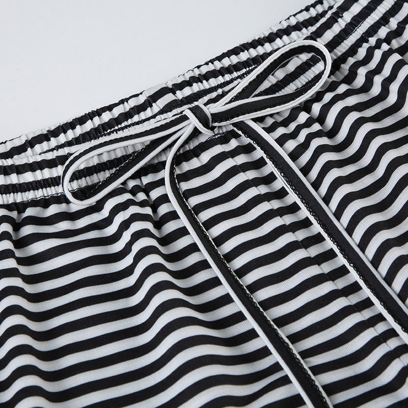 Damen Relaxed-Hose: Detail der Streifen und des weiten Schnitts, zeigt weichen Stoff der Frühlingshose.