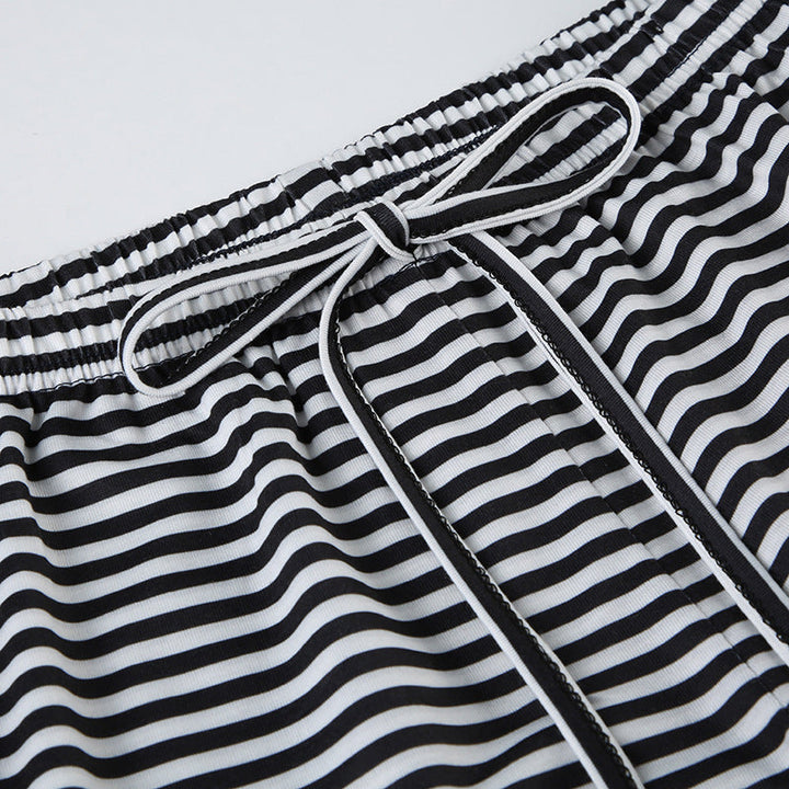 Damen Relaxed-Hose: Detail der Streifen und des weiten Schnitts, zeigt weichen Stoff der Frühlingshose.