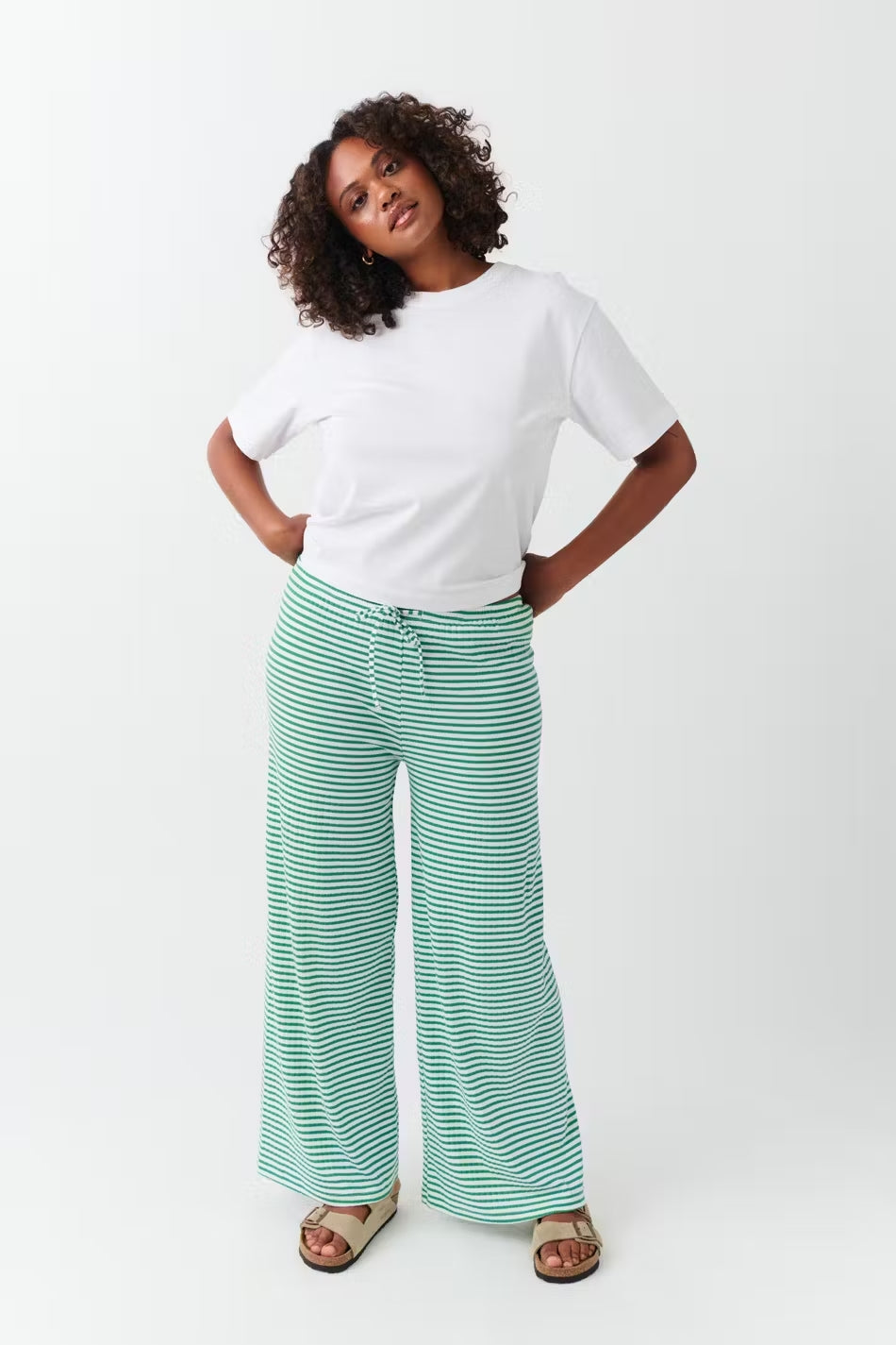 Bequeme Loose Fit Damenhose mit Streifen, ideal als elegante Freizeithose oder stilvolle Frühlingshose.