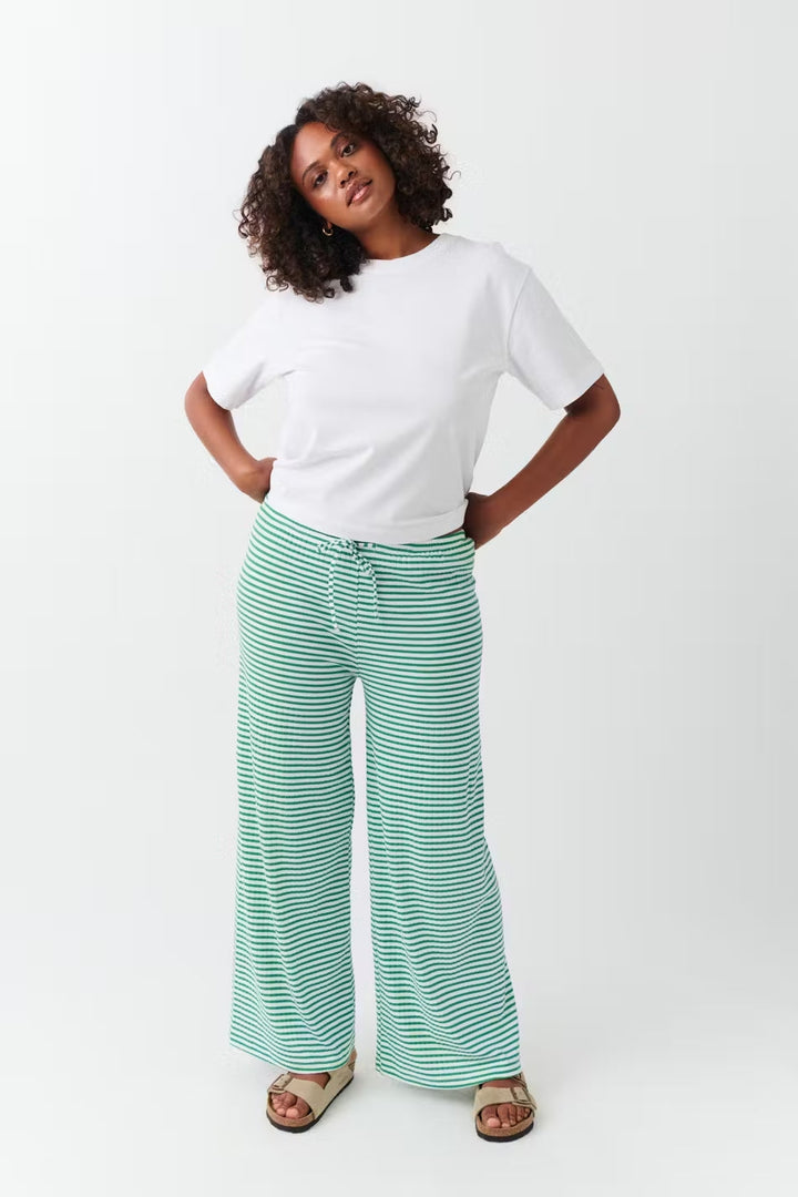 Bequeme Loose Fit Damenhose mit Streifen, ideal als elegante Freizeithose oder stilvolle Frühlingshose.