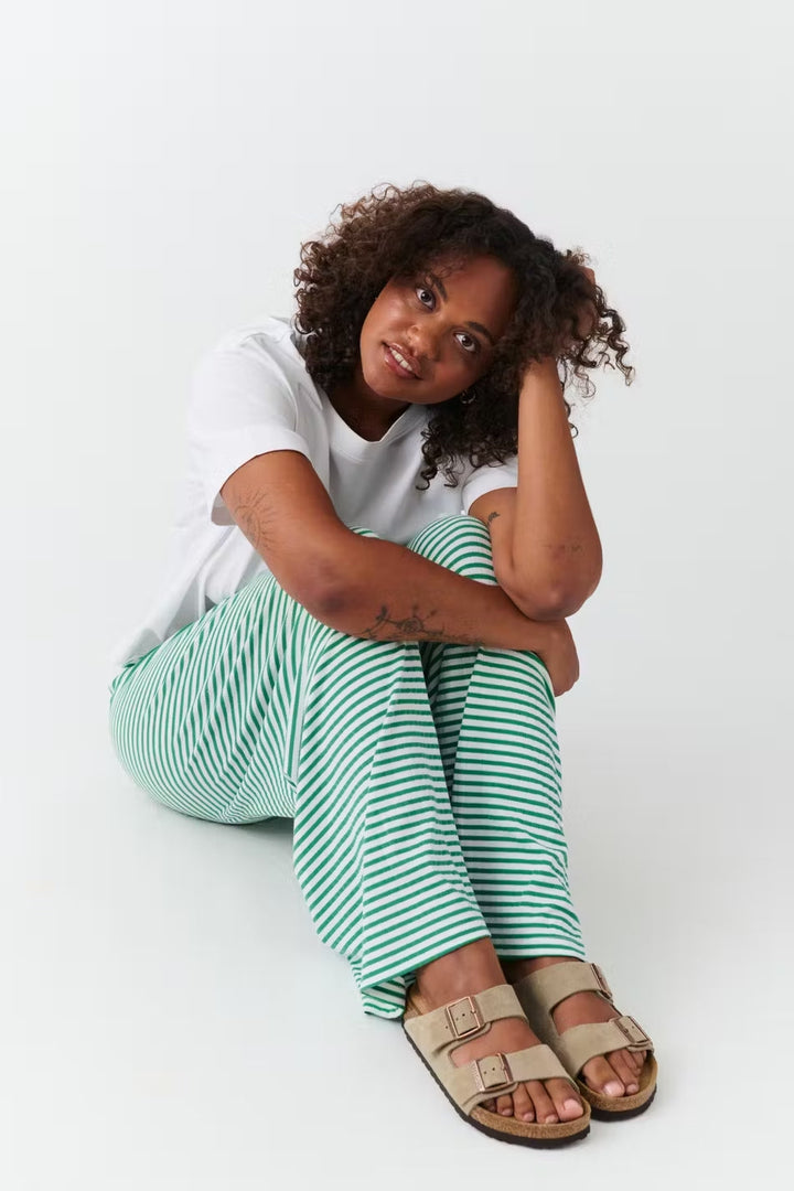 Elegante gestreifte Damen Relaxed-Hose, kombiniert Komfort & Stil perfekt für warme Frühlings- & Sommertage.