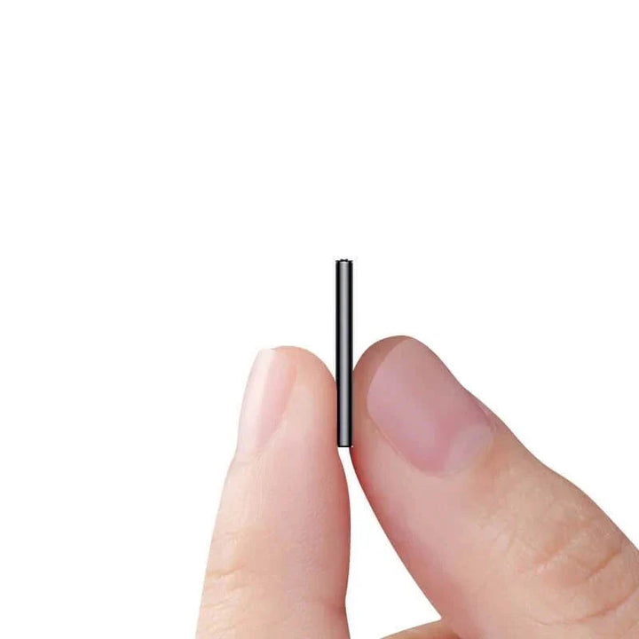 Kompakter, diskreter Mini-Sprachrekorder, schwarz, mit LED-Anzeige und einfachem Bedienknopf für klare Audioaufnahmen.