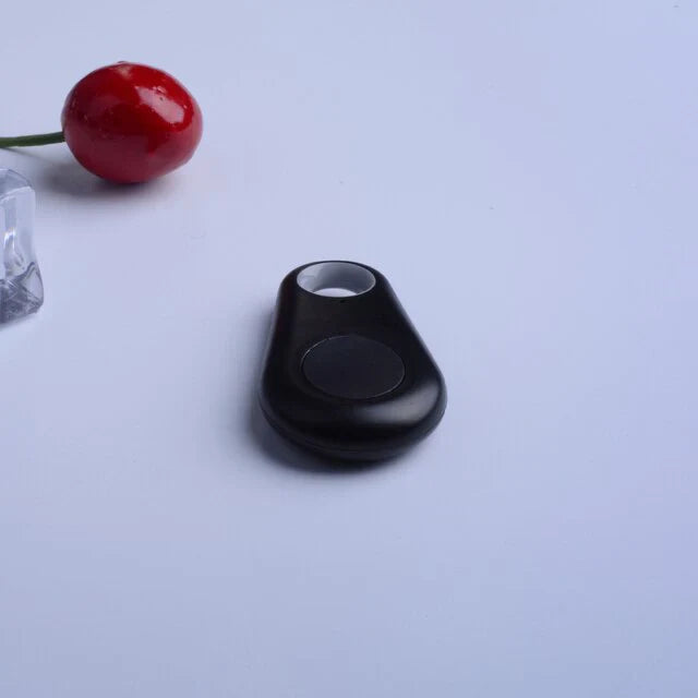 Kompakter GPS-Tracker für Haustiere, wasserdicht, ideal zur Echtzeit-Ortung von Hunden und Katzen, am Halsband befestigt.