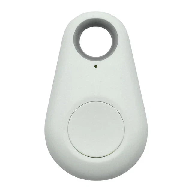 Kompakter GPS-Tracker für Haustiere, wasserdicht, ideal zur Echtzeit-Ortung von Hunden und Katzen, am Halsband befestigt.