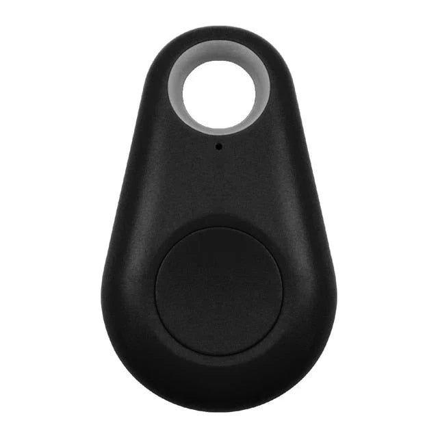 Kompakter GPS-Tracker für Haustiere, wasserdicht, ideal zur Echtzeit-Ortung von Hunden und Katzen, am Halsband befestigt.