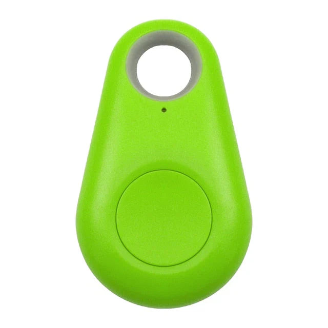 Kompakter GPS-Tracker für Haustiere, wasserdicht, ideal zur Echtzeit-Ortung von Hunden und Katzen, am Halsband befestigt.