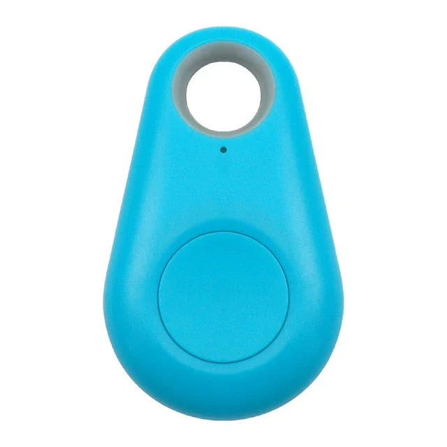Kompakter GPS-Tracker für Haustiere, wasserdicht, ideal zur Echtzeit-Ortung von Hunden und Katzen, am Halsband befestigt.