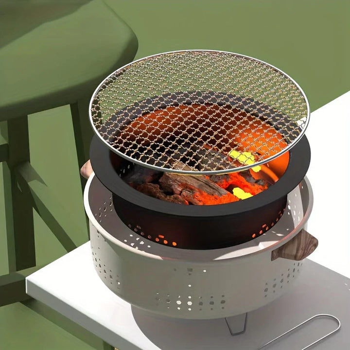 Kompakter rauchfreier Holzkohlegrill, tragbar, ideal für draußen, gleichmäßige Hitze, schwarze Oberfläche, sauberer Einsatz.