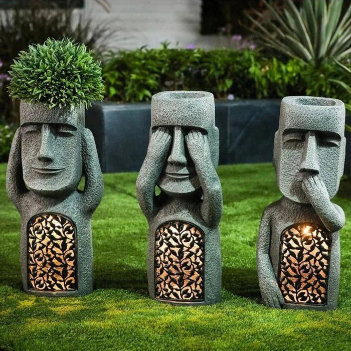 "Kunstvolle Skulptur Blumentopf mit Solar LED, abstraktes Design, ideal für Garten mit Nachtlicht."