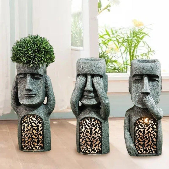 "Kunstvolle Skulptur Blumentopf mit Solar LED, abstraktes Design, ideal für Garten mit Nachtlicht."