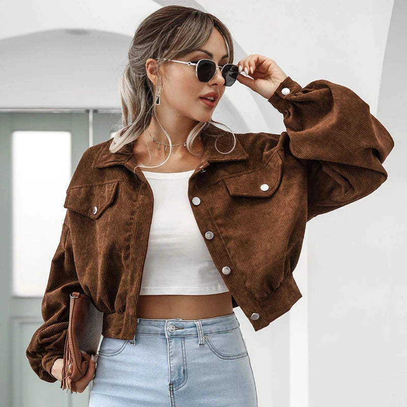 Stilvolle Retro-Kurzjacke für Damen. Vielseitige Oberbekleidung im Vintage-Stil für Herbst- und Frühlingsmode.