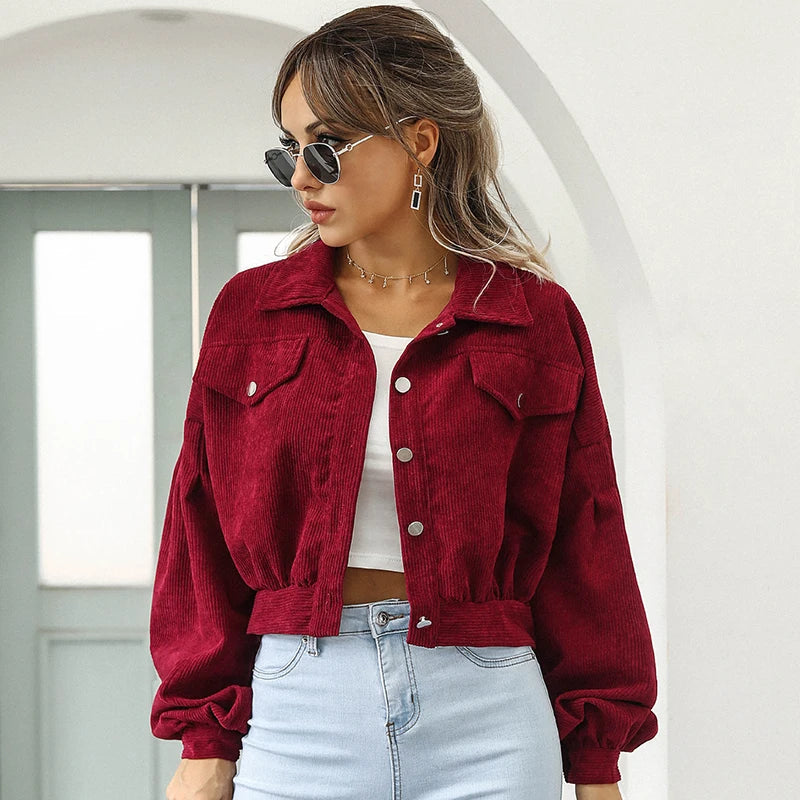 Modische Damen-Kurzjacke im Retro-Look, perfekt für lässige Casual-Outfits. Ein Statement-Piece für jede Jahreszeit.