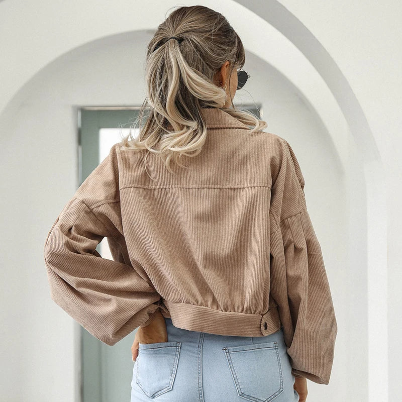 Klassische Damen-Kurzjacke im Retro-Vintage-Look. Macht jedes Outfit stilvoll und ist bequem für den Alltag.