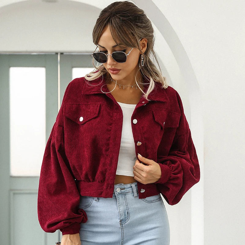 Modische Damen-Kurzjacke im Vintage-Look, ideal für lässige und stilvolle Frühlings- und Herbstmode.