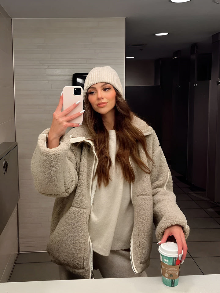 Kuschelige Damen Teddyjacke für stilvolle Wärme an kalten Wintertagen. Trendige Oversize-Passform.