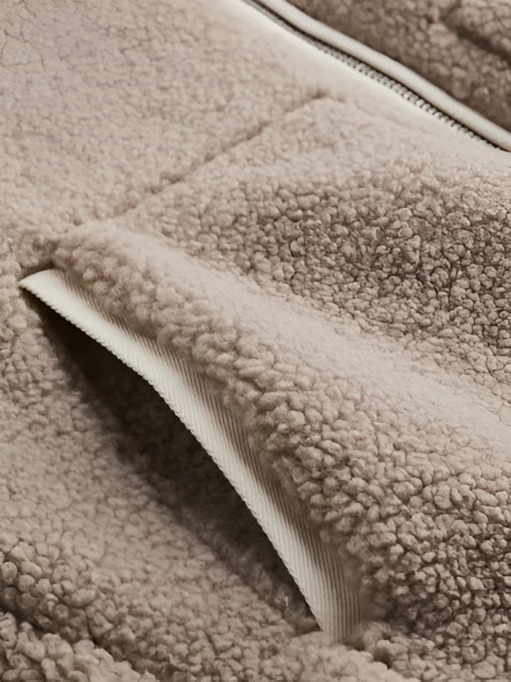 Trendige Damen Winterjacke aus weichem Teddyfleece. Stilvolle Oversize-Jacke für Damenmode.