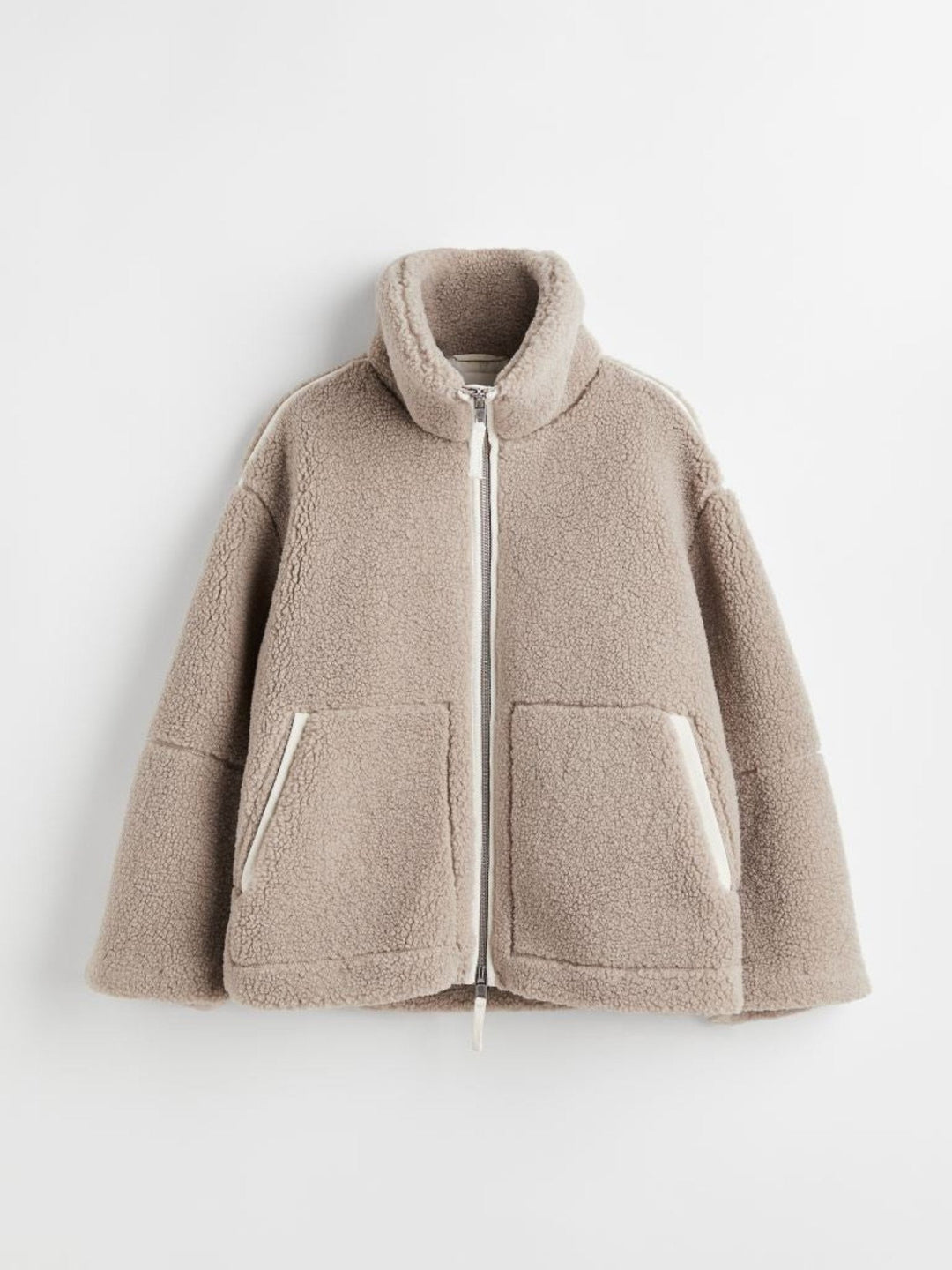 Gemütliche Damen Teddyjacke, ideal für kalte Tage. Kuschelige Winterjacke mit modernem Oversize-Schnitt.