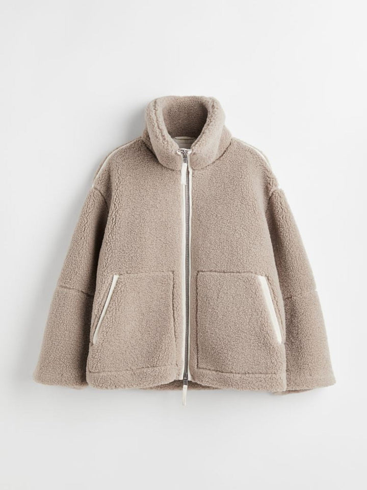 Gemütliche Damen Teddyjacke, ideal für kalte Tage. Kuschelige Winterjacke mit modernem Oversize-Schnitt.