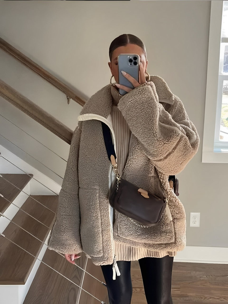 Stilvolle Oversize-Teddyjacke für Damen. Trendige Winterjacke, die Wärme und modernen Look vereint.