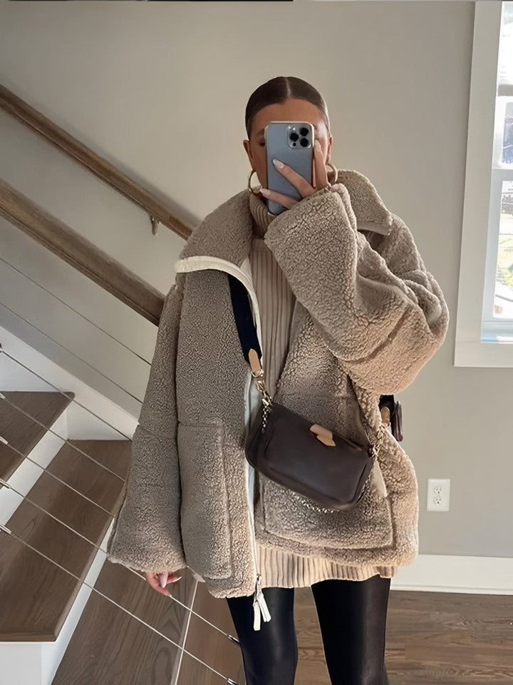 Stilvolle Oversize-Teddyjacke für Damen. Trendige Winterjacke, die Wärme und modernen Look vereint.